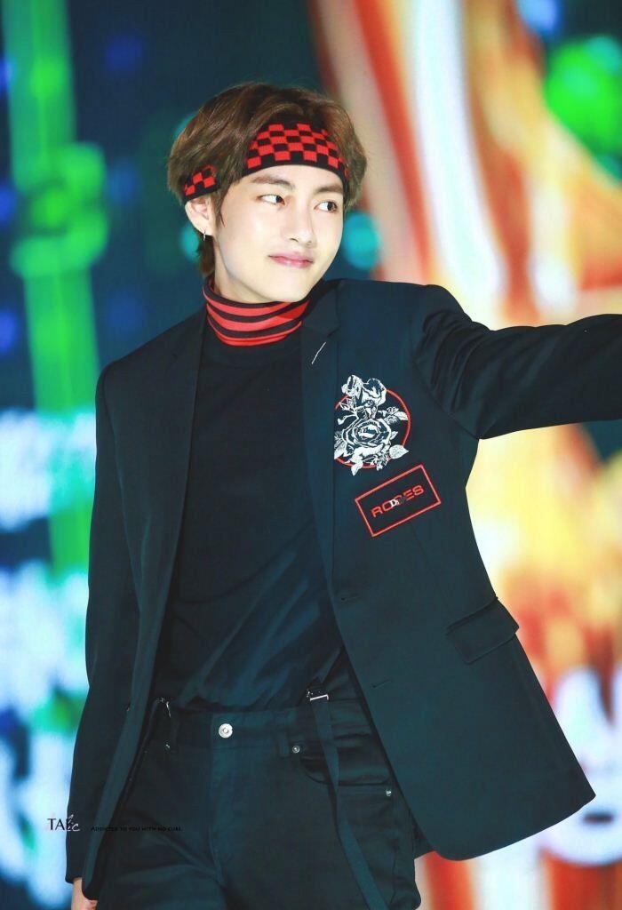 10 Outfit Paling Fashionable dari V BTS yang Pernah Dia Kenakan