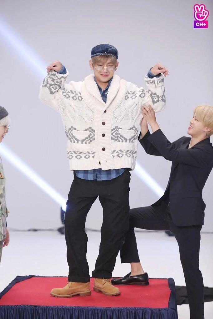 10 Outfit Paling Fashionable dari V BTS yang Pernah Dia Kenakan