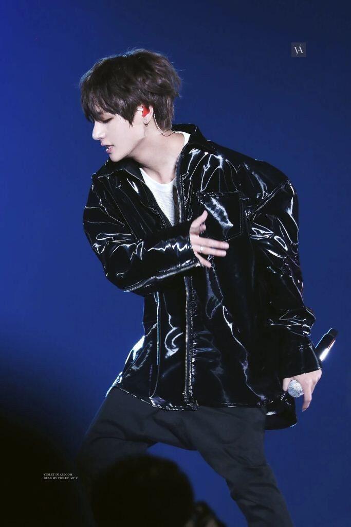 10 Outfit Paling Fashionable dari V BTS yang Pernah Dia Kenakan