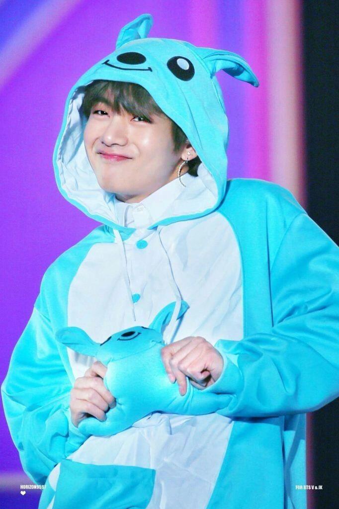10 Outfit Paling Fashionable dari V BTS yang Pernah Dia Kenakan