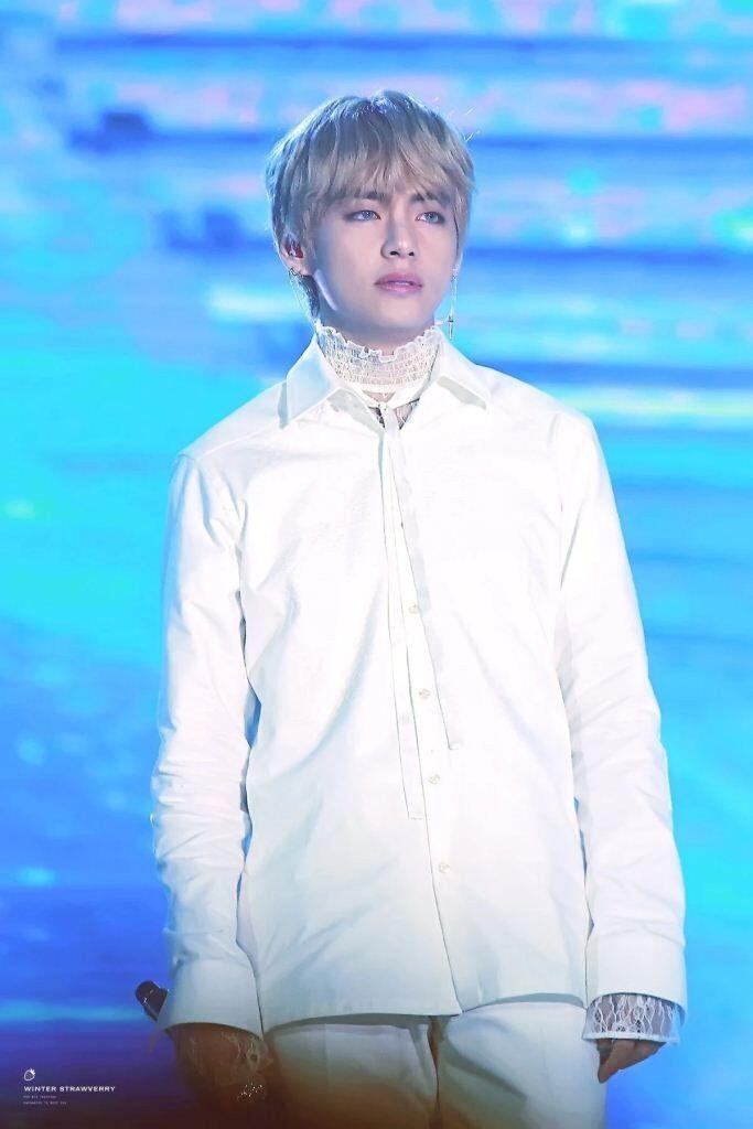 10 Outfit Paling Fashionable dari V BTS yang Pernah Dia Kenakan