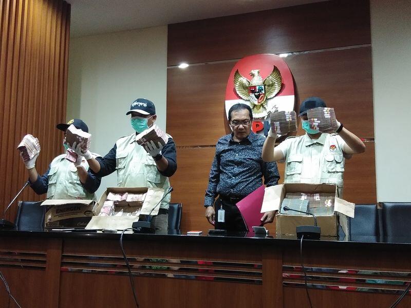Bupati Tulunagung dan Walikota Blitar Kabur Saat Hendak Ditangkap KPK