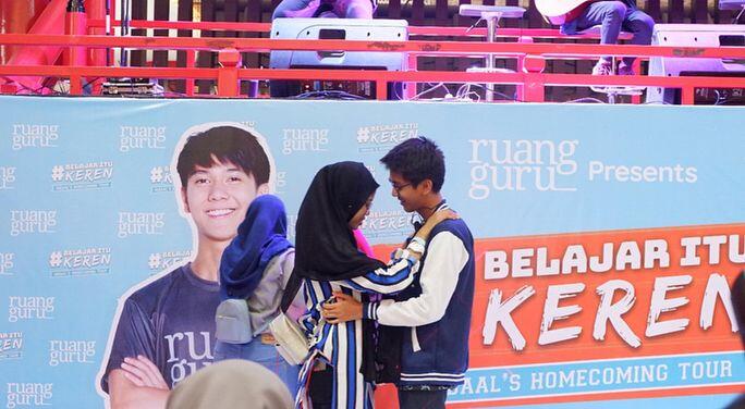 Dikenal Ramah, 10 Potret Perlakuan Hangat Iqbaal ke Fans