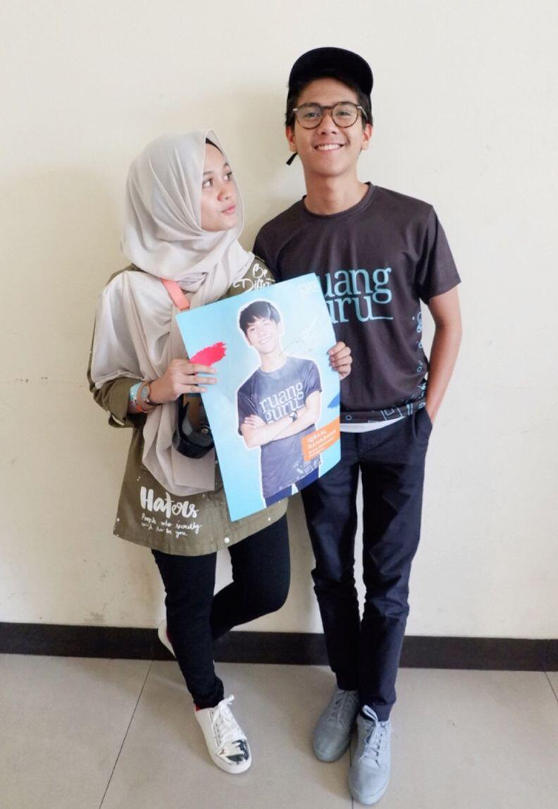 Dikenal Ramah, 10 Potret Perlakuan Hangat Iqbaal ke Fans