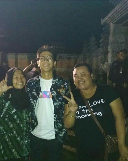 Dikenal Ramah, 10 Potret Perlakuan Hangat Iqbaal ke Fans