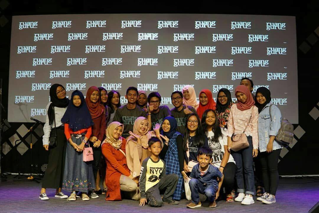 Dikenal Ramah, 10 Potret Perlakuan Hangat Iqbaal ke Fans