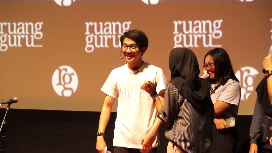Dikenal Ramah, 10 Potret Perlakuan Hangat Iqbaal ke Fans