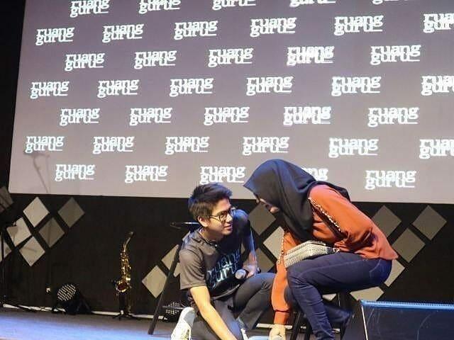 Dikenal Ramah, 10 Potret Perlakuan Hangat Iqbaal ke Fans