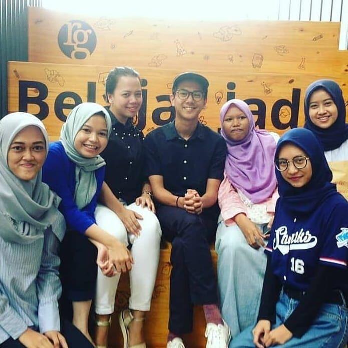 Dikenal Ramah, 10 Potret Perlakuan Hangat Iqbaal ke Fans