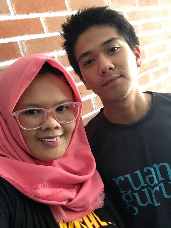 Dikenal Ramah, 10 Potret Perlakuan Hangat Iqbaal ke Fans