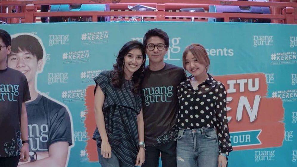 Dikenal Ramah, 10 Potret Perlakuan Hangat Iqbaal ke Fans