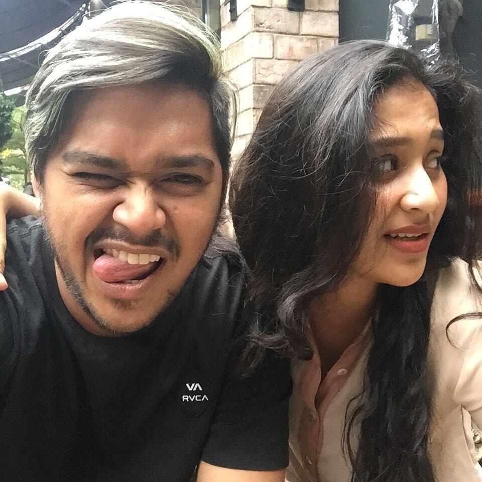 10 Potret Manis Fatina, Adik Abdul Idol yang Seorang Pramugari