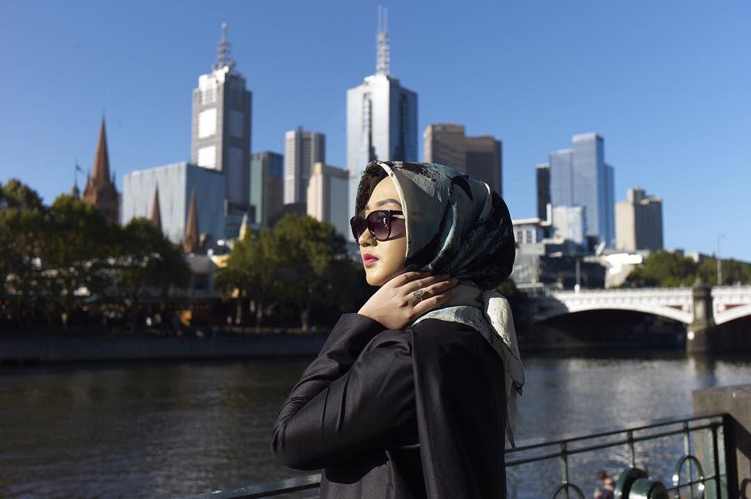 Beda Bahan, Ketahui Waktu yang Tepat Memakai 8 Hijab Ini