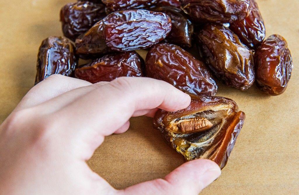 Resep Kurma Isi Keju, Snack Legit yang Langsung Lumer di Lidah