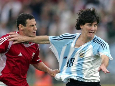 Banyak Yang Tak Percaya??padahal Ini 5 Kelakuan Lionel Messi Di Lapangan!!