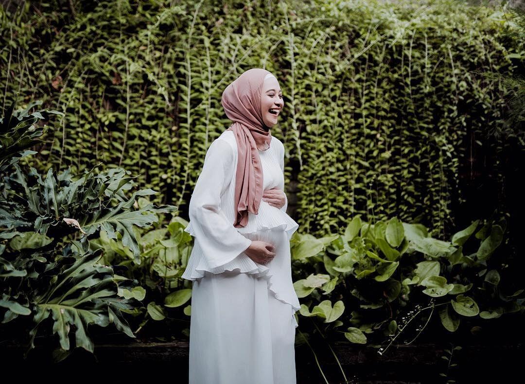 Tetap Langsing, Ini 10 Potret Anggun Kehamilan Anak Kedua Poppy Bunga