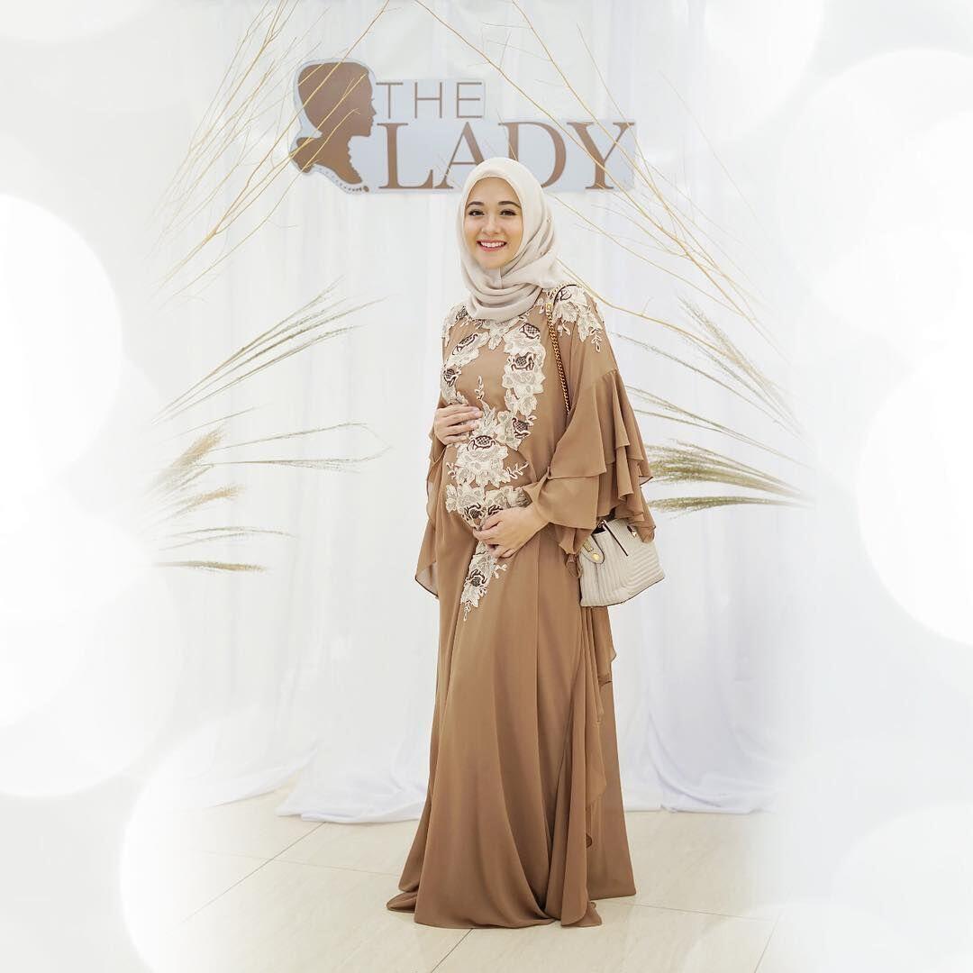 Tetap Langsing, Ini 10 Potret Anggun Kehamilan Anak Kedua Poppy Bunga