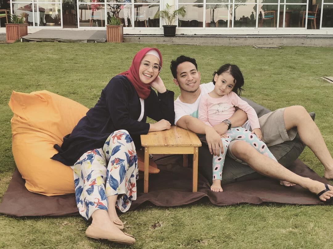 Tetap Langsing, Ini 10 Potret Anggun Kehamilan Anak Kedua Poppy Bunga
