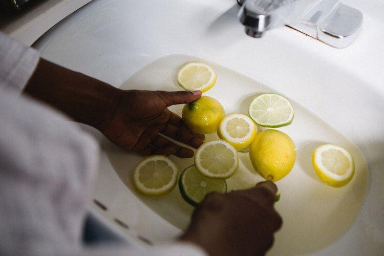 Semua Ada di Dapur, Pakai 4 Bahan Ini untuk Hilangkan Noda di Gelas