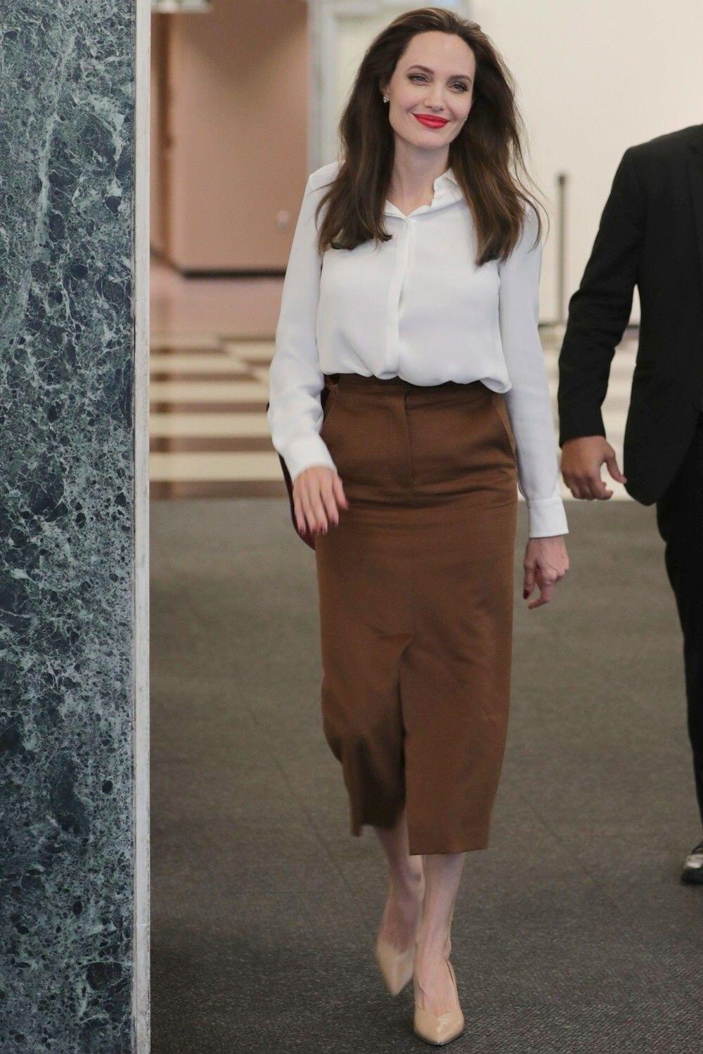 9 Outfit Formal ala Angelina Jolie, Bisa Jadi Referensi Gaya Kantor