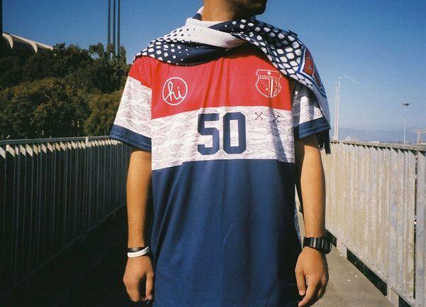 9 Inspirasi Style Jersey Bola Buat Cowok, Biar Tampil Keren Waktu Nobar!