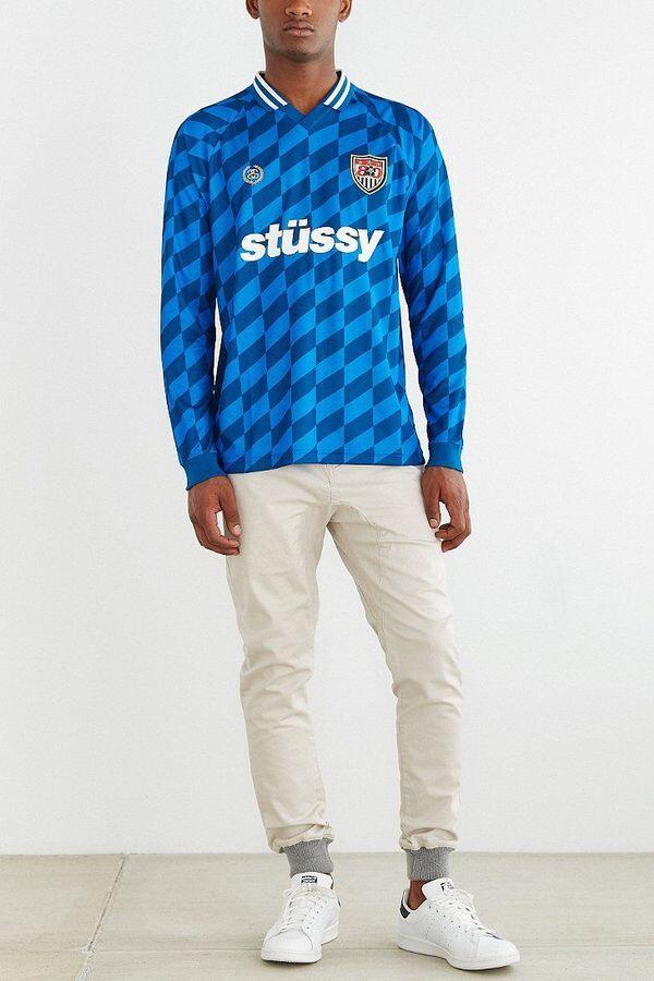 9 Inspirasi Style Jersey Bola Buat Cowok, Biar Tampil Keren Waktu Nobar!