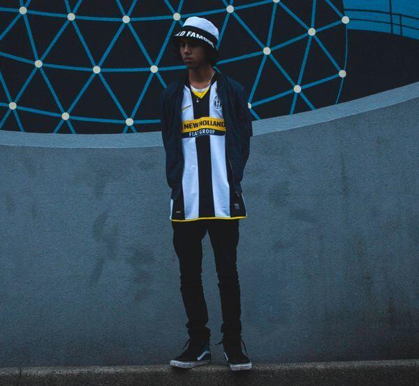 9 Inspirasi Style Jersey Bola Buat Cowok, Biar Tampil Keren Waktu Nobar!
