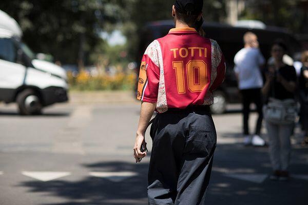 9 Inspirasi Style Jersey Bola Buat Cowok, Biar Tampil Keren Waktu Nobar!