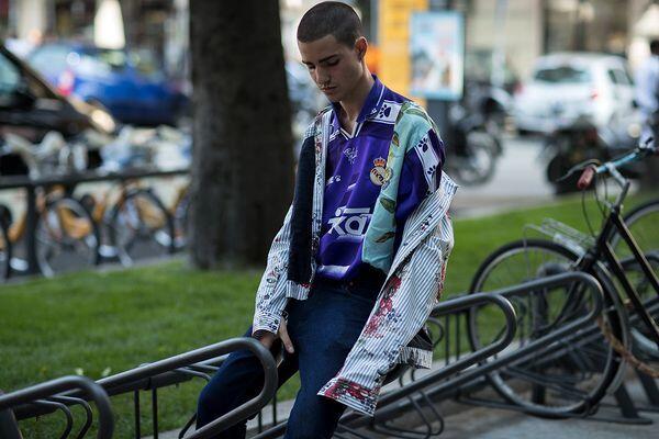 9 Inspirasi Style Jersey Bola Buat Cowok, Biar Tampil Keren Waktu Nobar!