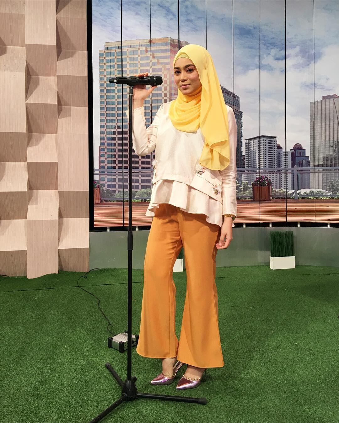 Dari Putri Muslimah Asia ke Host Aksi, Ini 10 Potret Uyaina Arshad