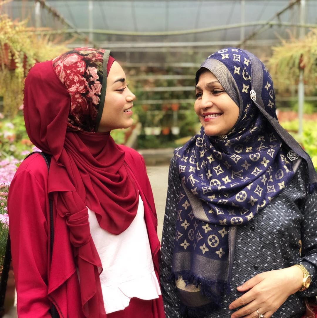 Dari Putri Muslimah Asia ke Host Aksi, Ini 10 Potret Uyaina Arshad