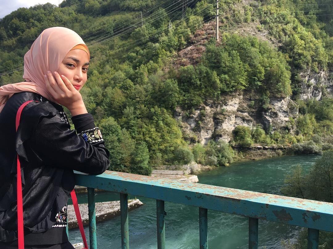 Dari Putri Muslimah Asia ke Host Aksi, Ini 10 Potret Uyaina Arshad