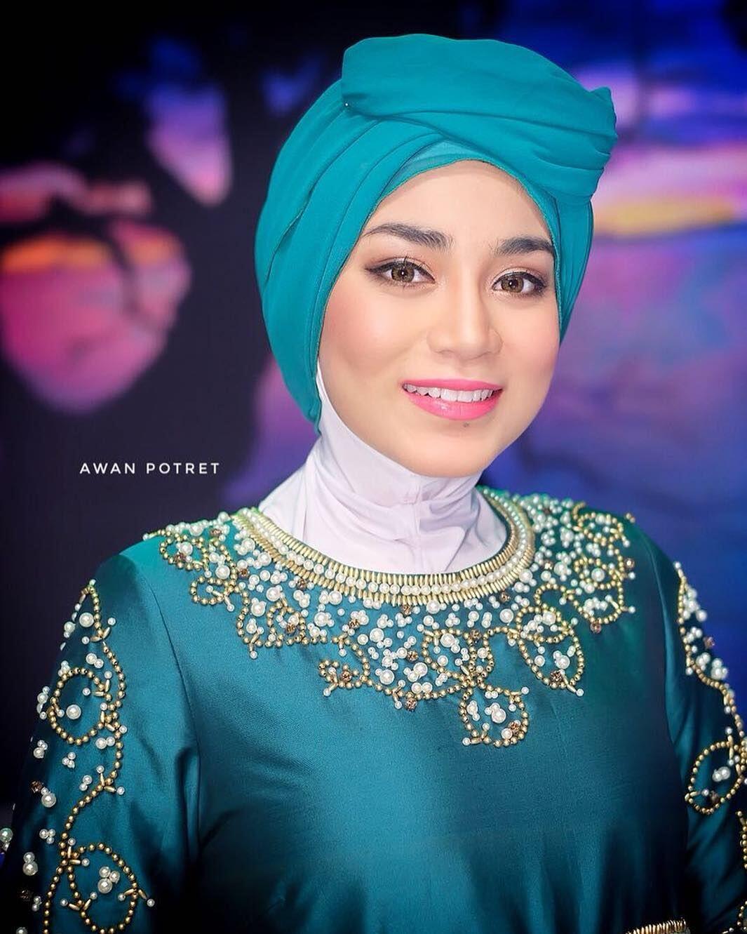 Dari Putri Muslimah Asia ke Host Aksi, Ini 10 Potret Uyaina Arshad
