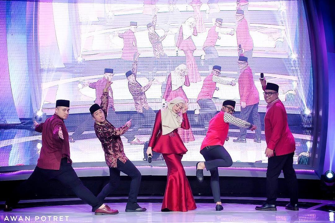 Dari Putri Muslimah Asia ke Host Aksi, Ini 10 Potret Uyaina Arshad