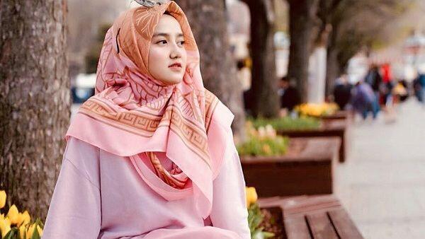 10 Inspirasi Hijab Wirda Mansur Cocok untuk Remaja yang Baru Berhijab