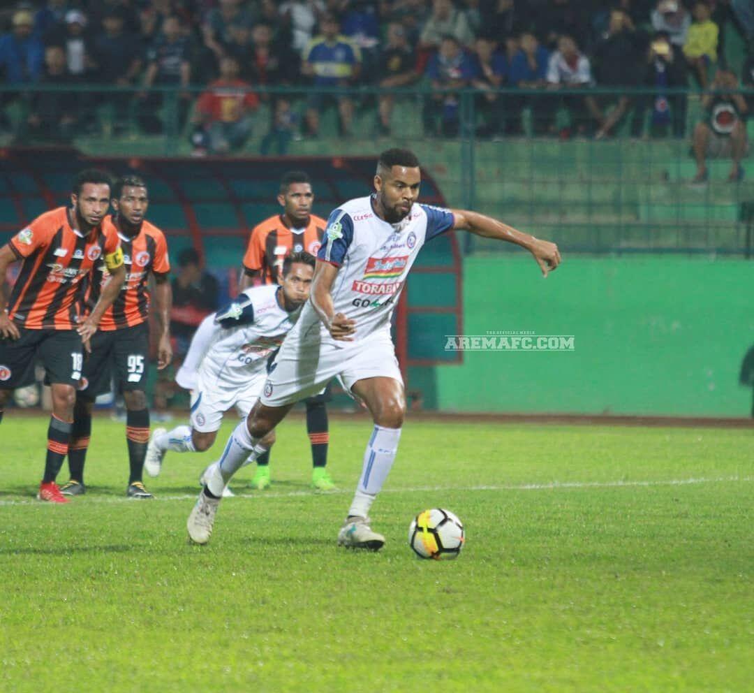 Gol Penalti Antar Arema FC Keluar dari Zona Degradasi