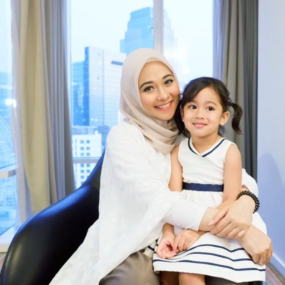 10 Transformasi Poppy Bunga, Artis Sinetron yang Makin Ayu Berhijab
