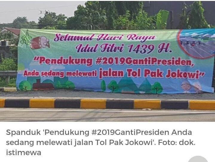 Ramai Spanduk 'Jalan Tol Pak Jokowi' Bertebaran saat Mudik