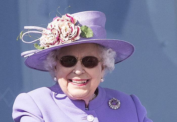 Ratu Elizabeth dan kacamata hitamnya