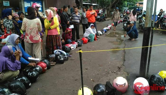 Hanya Di Indonesia, Helm Dan Sandal Ikut Antri !!