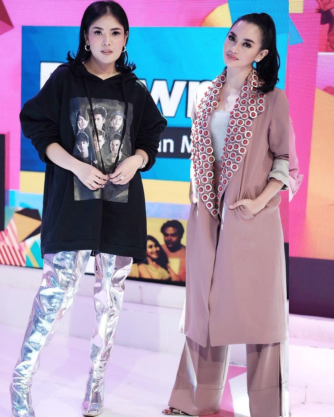 Ngefans Berat, Ririn Ekawati Akhirnya Bertemu dan Foto Bareng Iqbaal