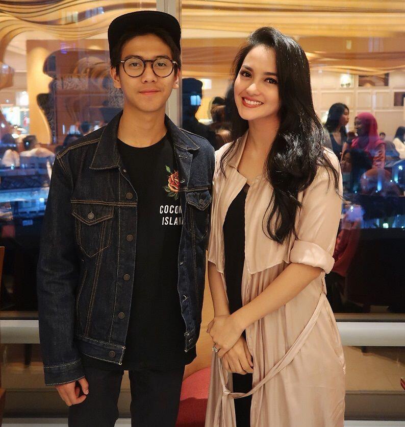 Ngefans Berat, Ririn Ekawati Akhirnya Bertemu dan Foto Bareng Iqbaal