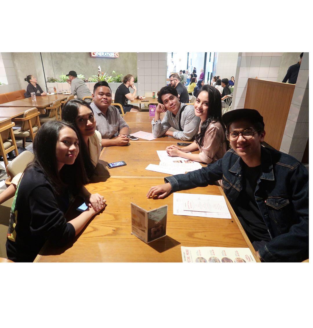 Ngefans Berat, Ririn Ekawati Akhirnya Bertemu dan Foto Bareng Iqbaal