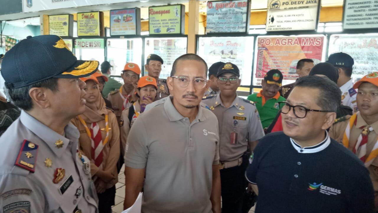 Tinjau Terminal Kampung Rambutan, Sandiaga Imbau Pemudik 3 Hal Ini