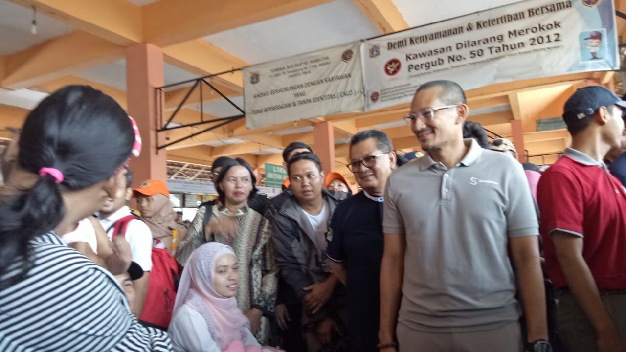 Tinjau Terminal Kampung Rambutan, Sandiaga Imbau Pemudik 3 Hal Ini