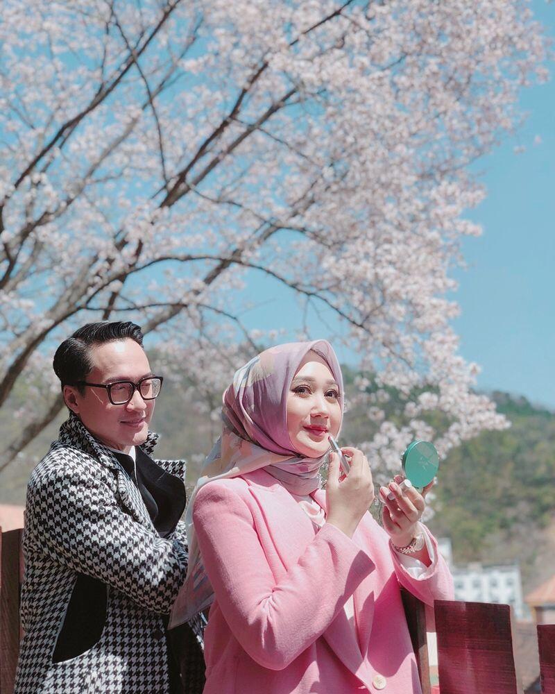 Dijodohkan Netizen, 10 Potret Kedekatan Dian Pelangi dan Barli Asmara