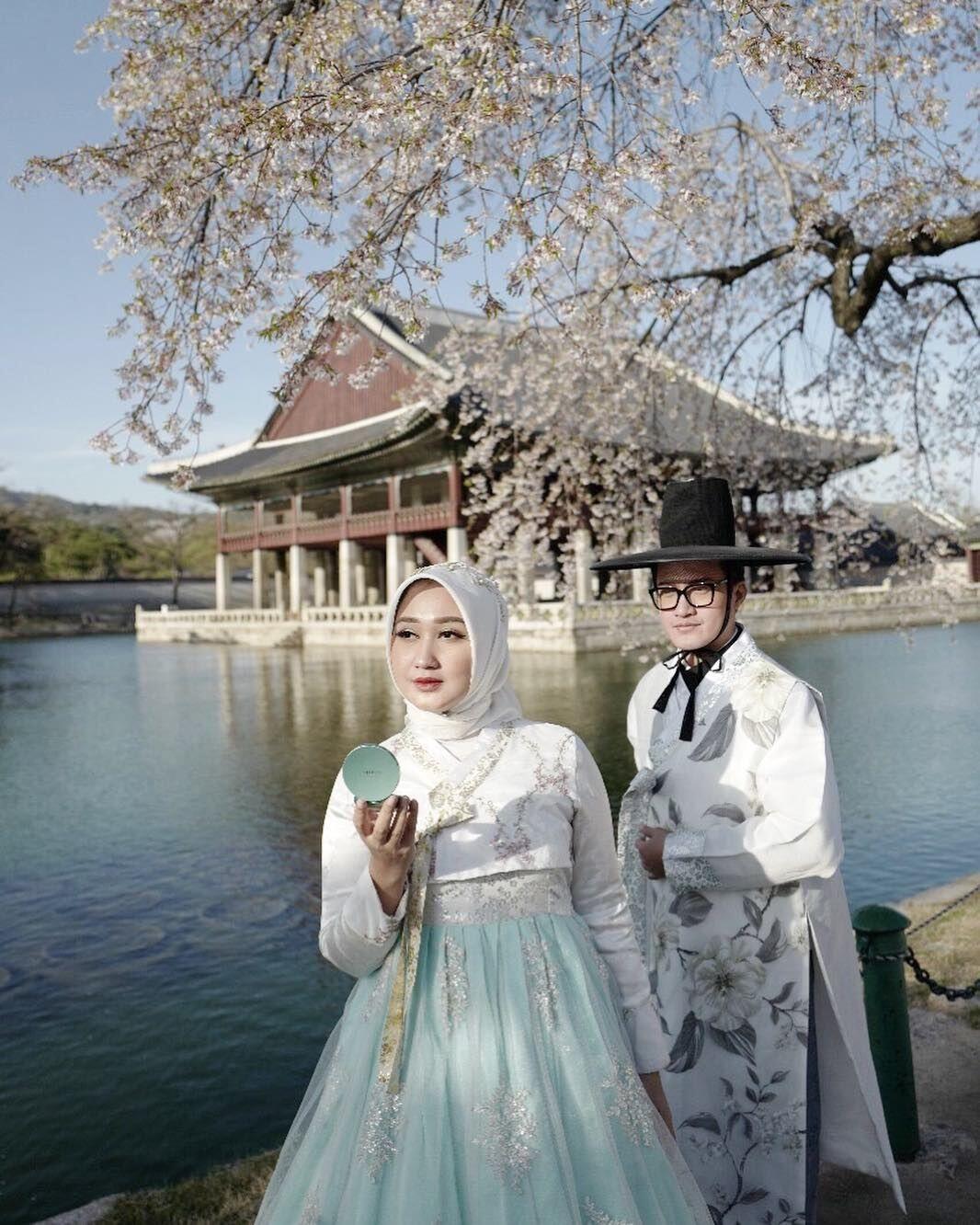 Dijodohkan Netizen, 10 Potret Kedekatan Dian Pelangi dan Barli Asmara