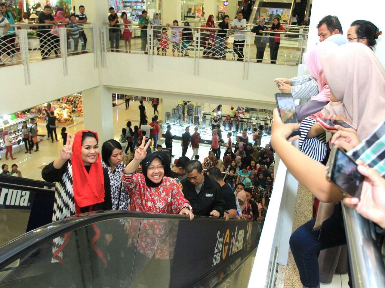 Risma dan Puti Kampanyekan "Salam Dua Jari" di Mall
