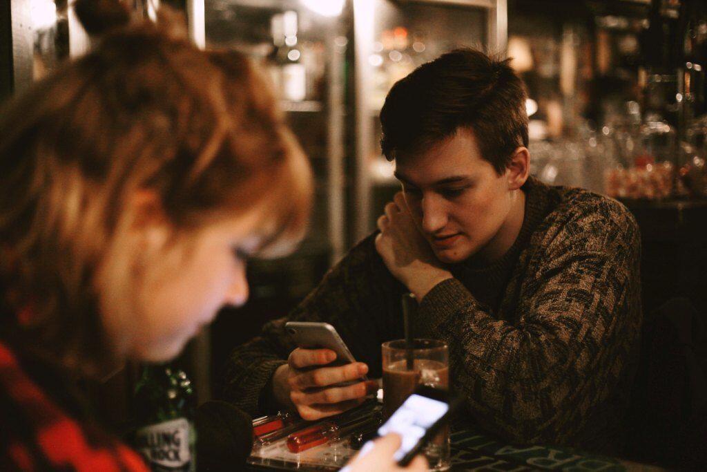 Hubunganmu Bisa Tak Stabil Jika Sering Chat dengan Pasangan, Kenapa?