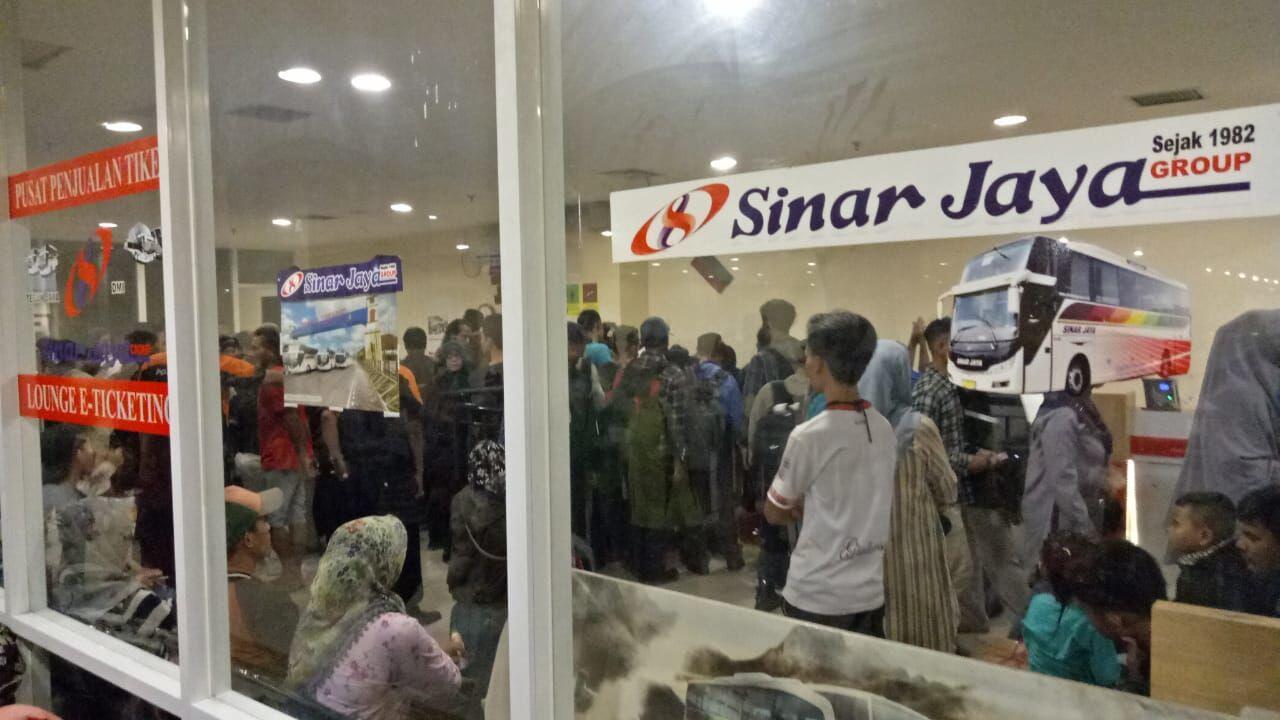 Kisah Pemudik Yang Rela Menunggu Bus 10 Jam Demi Pulang Kampung